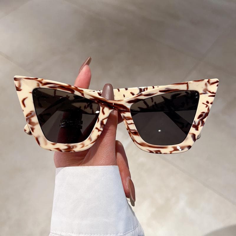 KAMMPT Oversized Cat Eye Sunglasses Women Vintage Gradient UV400 Luxury Designer Fashion Shades as picture shows