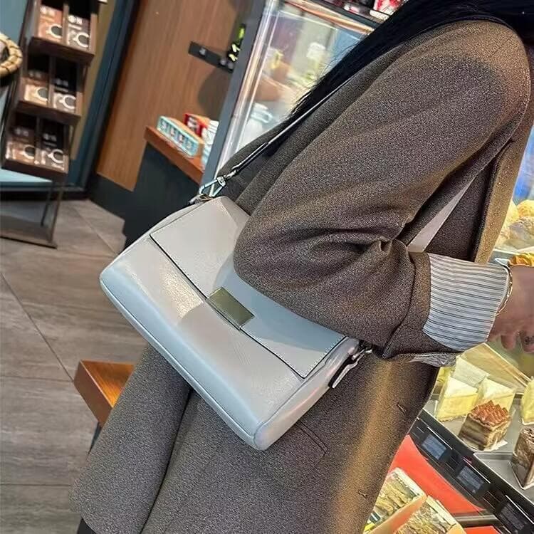 Leather Bag for Women Underarm Bag for Women Fashion Retro Crossbody Bag for Niche Single Shoulder Women Leather 24cm*10cm*17cm