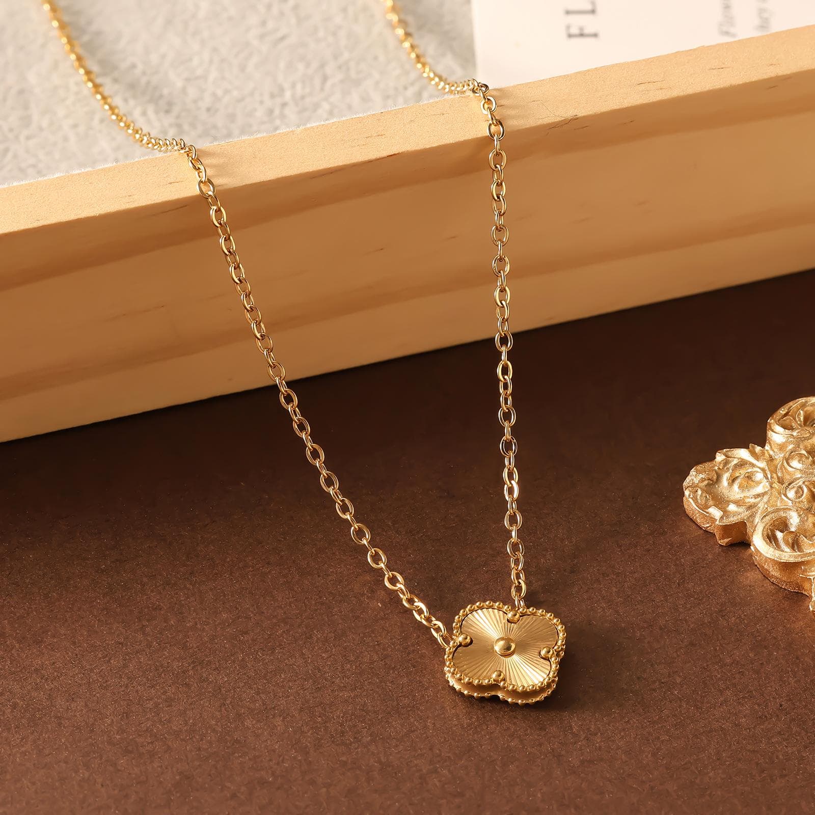 15mm Double-Sided Four-Leaf Clover Necklace Pendant Titanium Steel Simple Fashion 18K Does Not Lose Color Necklace 18K gold