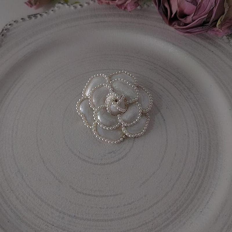 Pearl Camellia Flower Brooches for Women White Flower Pin Elegant Clothing Pins Badge Corsage Fashion Jewelry Accessories Modern Girl Gift white