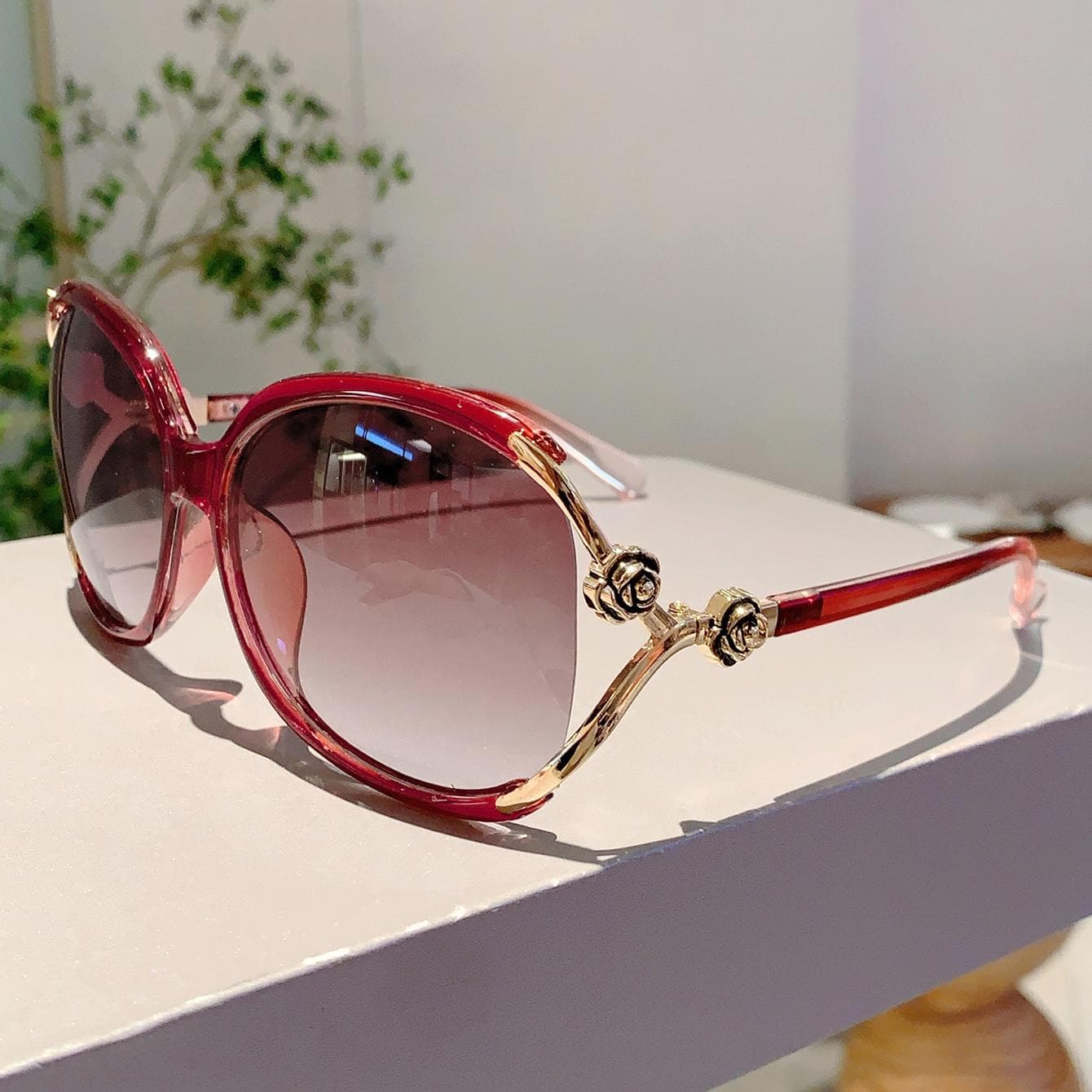 KAMMPT Stylish Red Flower Chain Sunglasses for Women Outdoor Driving Hiking Trendy Ladies Sun Glasses as picture shows