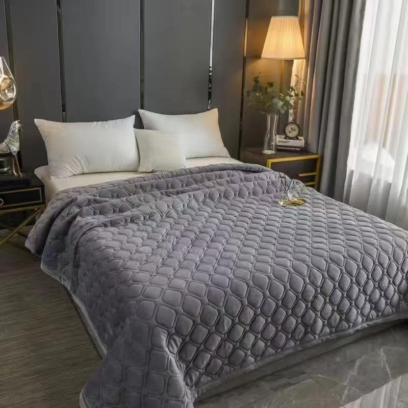 Soft Velvet Quilted Bed Cover Blanket Short Plush Sofa Towel Anti-slip Bed Sheet 270x230cm Bedspread Bottom solid color or printing random 150x200cm 1pc gray