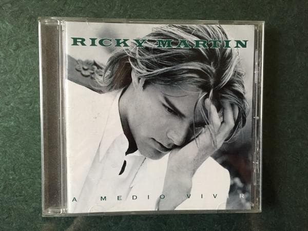 CD RICKY MARTIN A Medio Vivir CK91159 Columbia 1996 Canada Latin Used