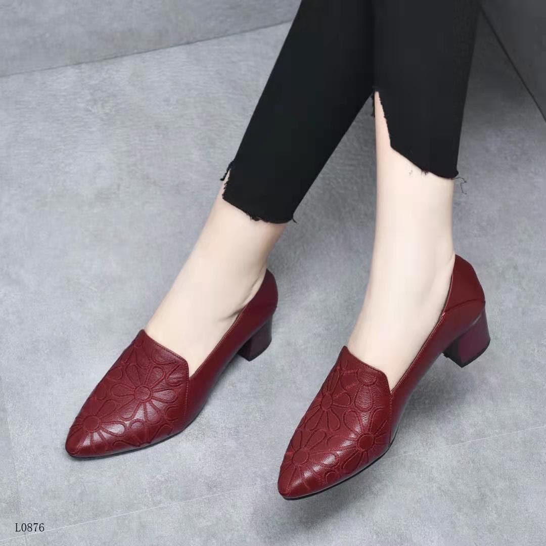 Soft leather with embroidered shoes,pointed shoes, fashionable and versatile shoes and work shoes. 36