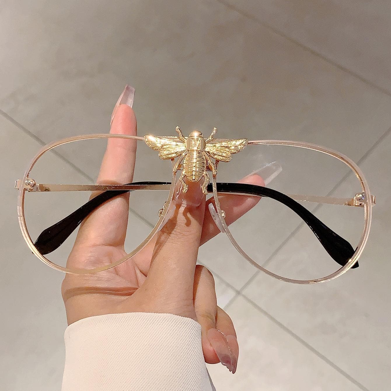 Luxury Designer Big Bee Sunglasses Oversized Pilot UV400 Protection Vintage Punk Metal Eyeglasses for Women Men As The Picture