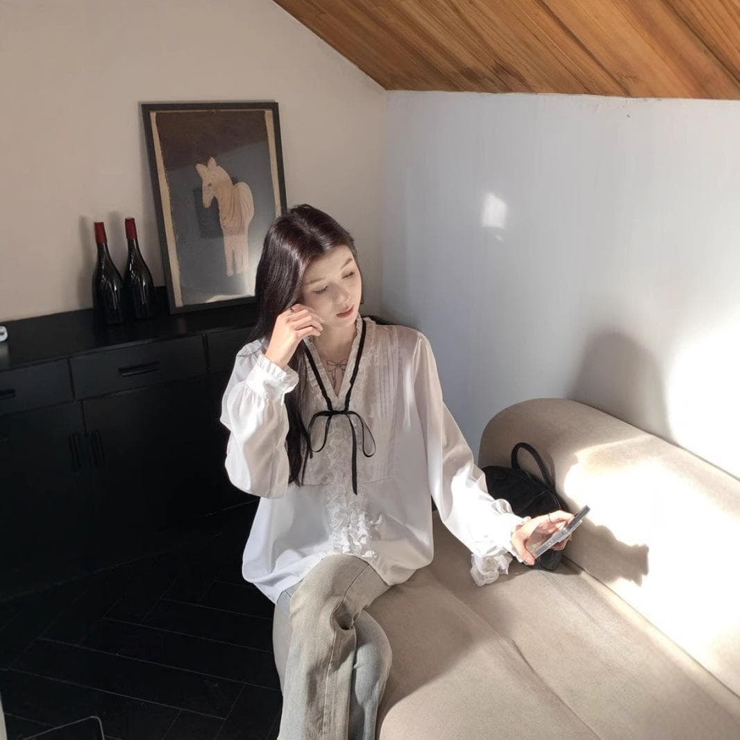 French Retro V-neck Lace-up Bow Shirt for Women In Spring and Summer Long-sleeved White Design Pleated Lace Top XXL white