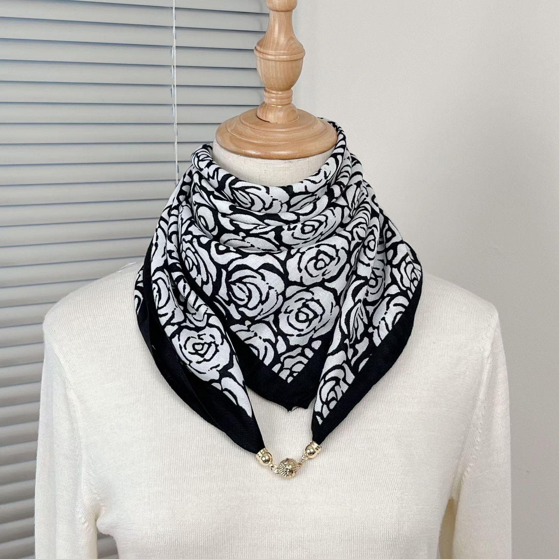 High-End Women's Magnetic Triangle Scarf for Autumn/Winter In Cotton & Linen