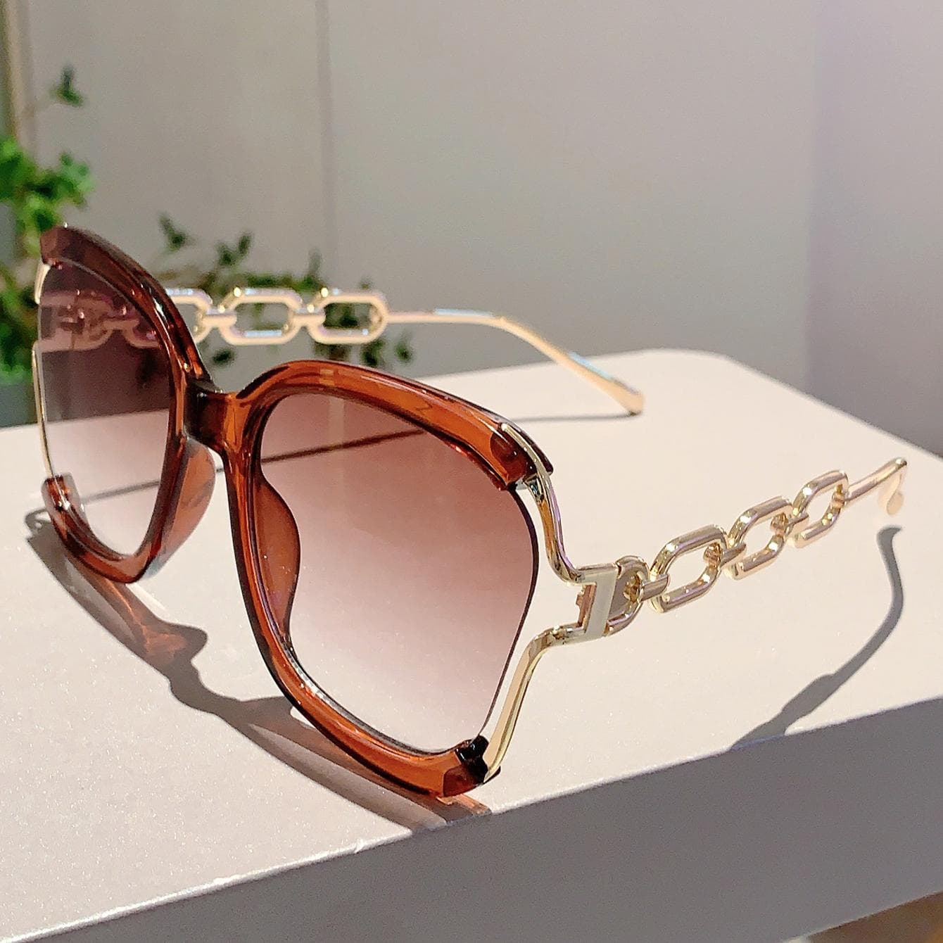 KAMMPT Fashion Metal Chain Shades Luxury Vintage Sunglasses for Women Designer Outdoor Sun Glasses as picture shows