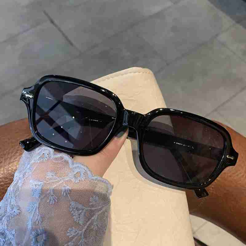 New Vintage Square Sunglasses Women Retro Mirror Rivet Yellow UV400 Sun Glasses Fashion Designer Brand Oculos De Sol As shown in the figu