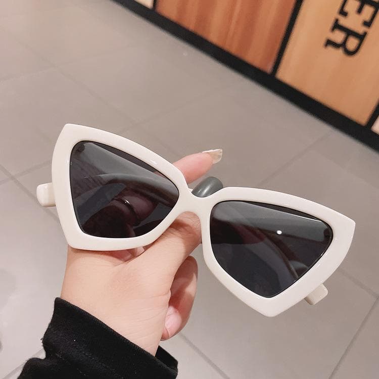 New Vintage Cat Eye Women Sunglasses Small Frame UV400 Anti Glare Eyewear for Outdoor Fashion Oculos De Sol 1PC