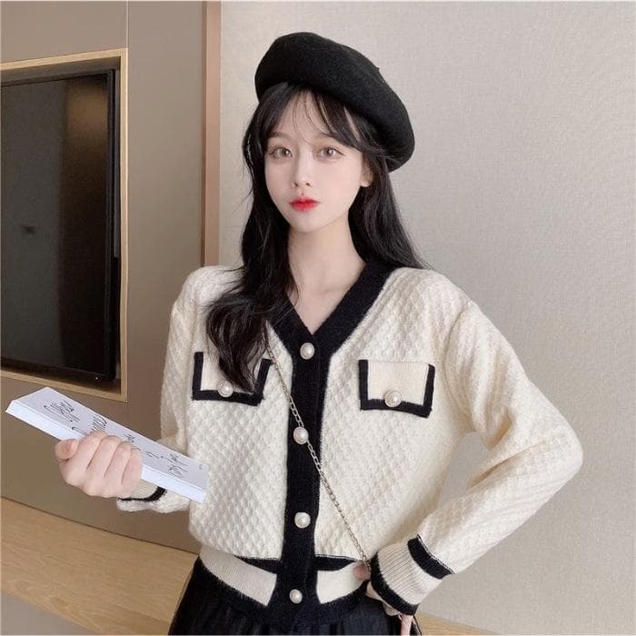 New Xiaoxiang Style High-end Contrasting Color Design Niche Knitted Cardigan Jacket Women's Bottoming Shirt Average size