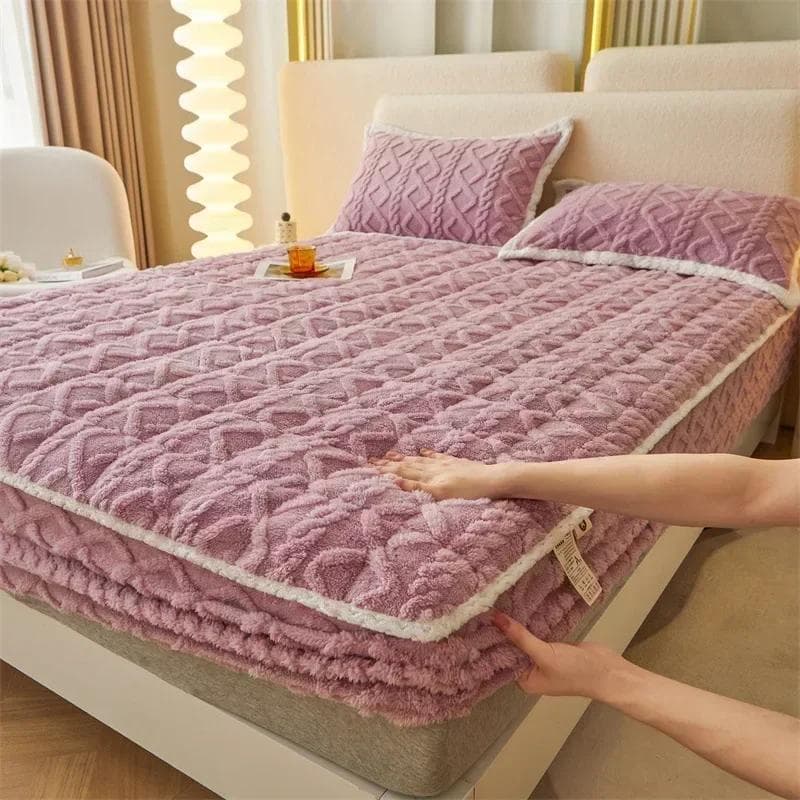New Solid Milk Flour Cotton Bed Thickened Plush Fitted Sheet Winter Wool Coral Flour Mattress Protector Cover Two pillowcases