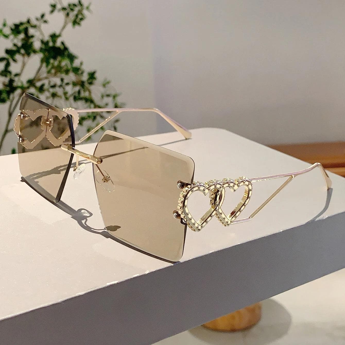 New Heart Chain Designer Sunglasses Women Luxury Metal Decoration Retro Trendy Lady Shades Eyeglasses Fashion Accessories