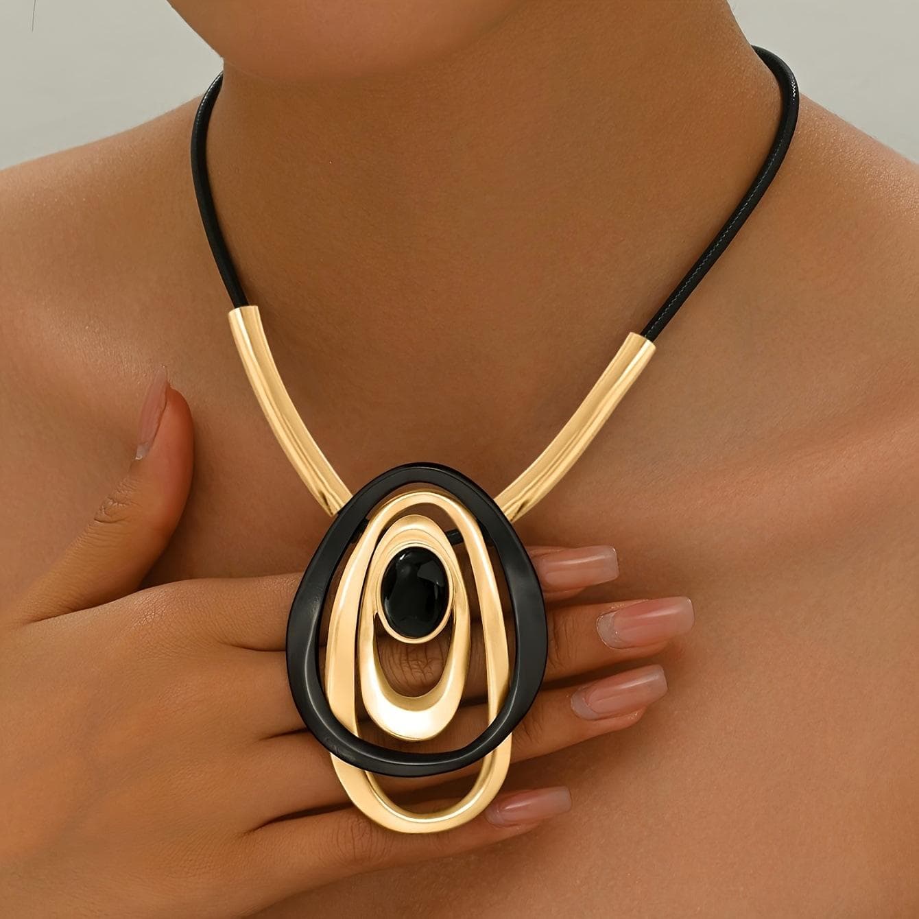 Exquisite and Simple Geometric Pendant Necklace - Versatile European Style Jewelry, Suitable for Daily Wear gold