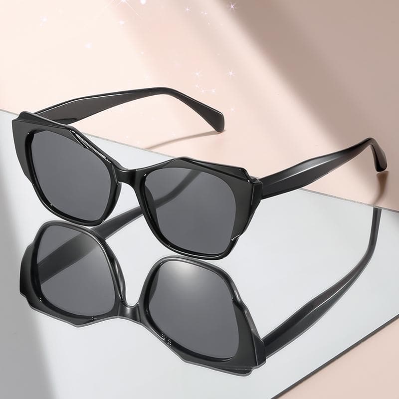 New cat-eye framed artistic sunglasses fashionable versatile for daily wear as decorative eyewear