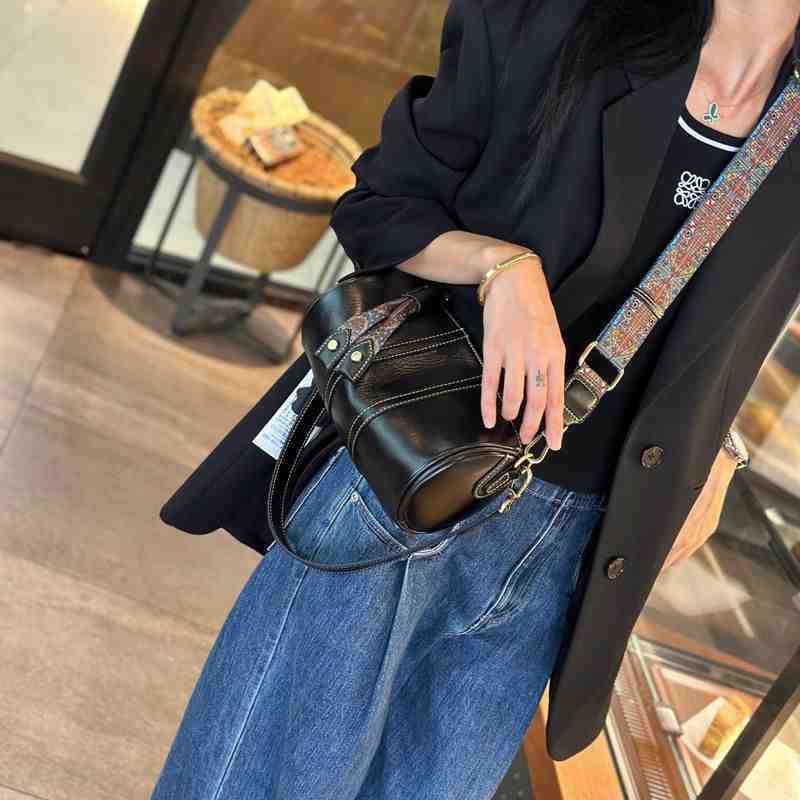 Leather Round Bag for Women with Versatile Armpit Shoulder Leather Pillow Bag High-end Casual Crossbody Bag 23cm*12cm*12cm black
