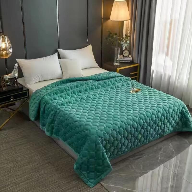 Soft Velvet Quilted Bed Cover Blanket Short Plush Sofa Towel Anti-slip Bed Sheet 270x230cm Bedspread Bottom solid color or printing random 150x200cm 1pc green
