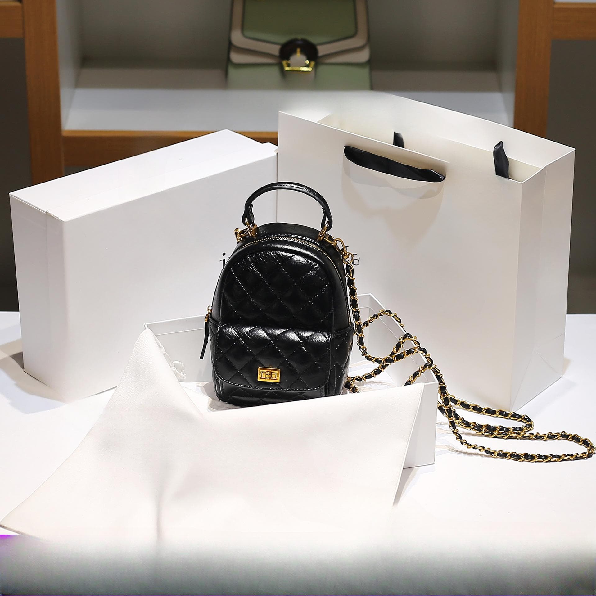 Small Fragrance Style Diamond Mini Chain Bag for Women's Fashionable and Versatile Casual Backpack