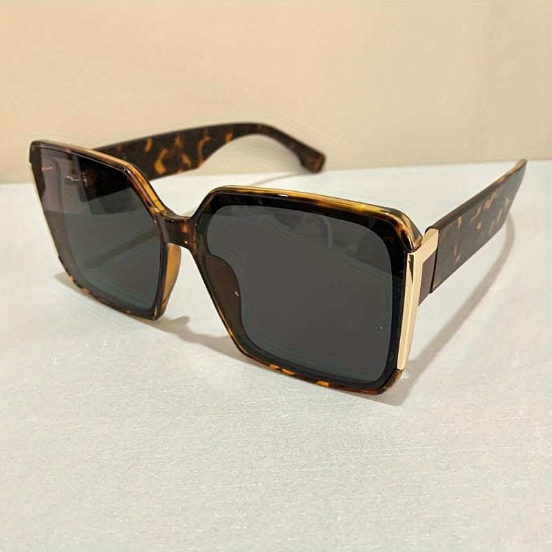 Apaircircle luxury square fashion sunglasses unisex anti-glare plastic frame metal accents perfect hiking