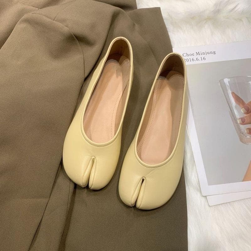 Fashion Tabi Ninja Shoes Woman Microfiber Leather Comfy Flats Split Toe Slippers Soft Bottom Loafers Brief Ladies Trotter Moccasins 38 apricot