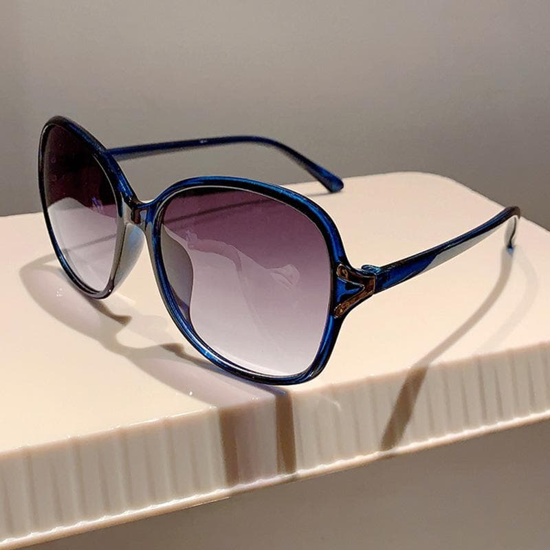 Butterfly Big Frame Sunglasses Women Vintage Elegant Luxury Designer Punk Rivet Eyeglasses Popular Sun Glasses