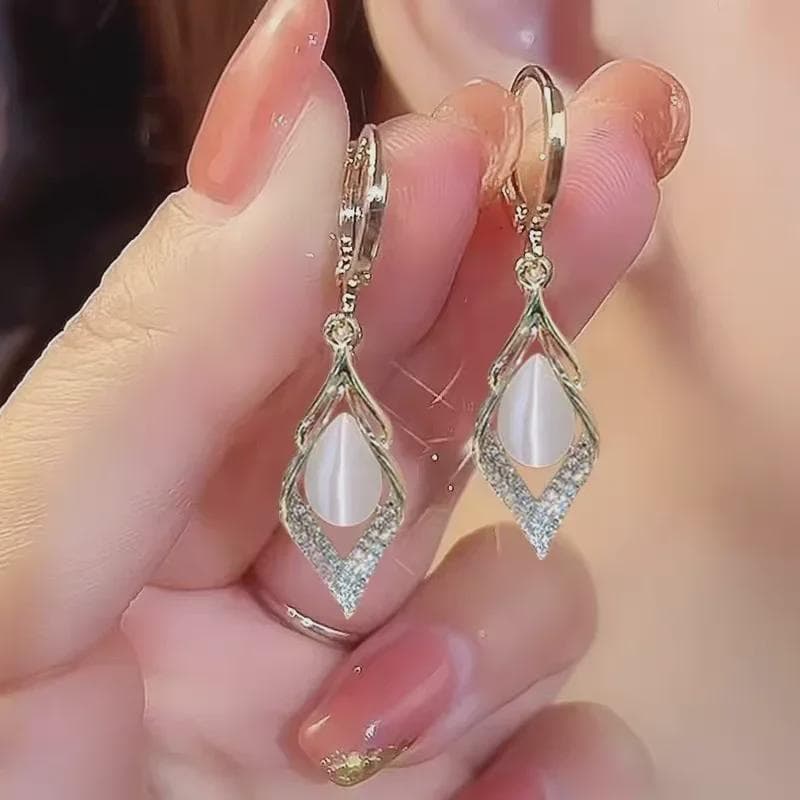 Elegant Water Drop Earrings Stylish, Versatile, and Exquisite Fashion Statement white