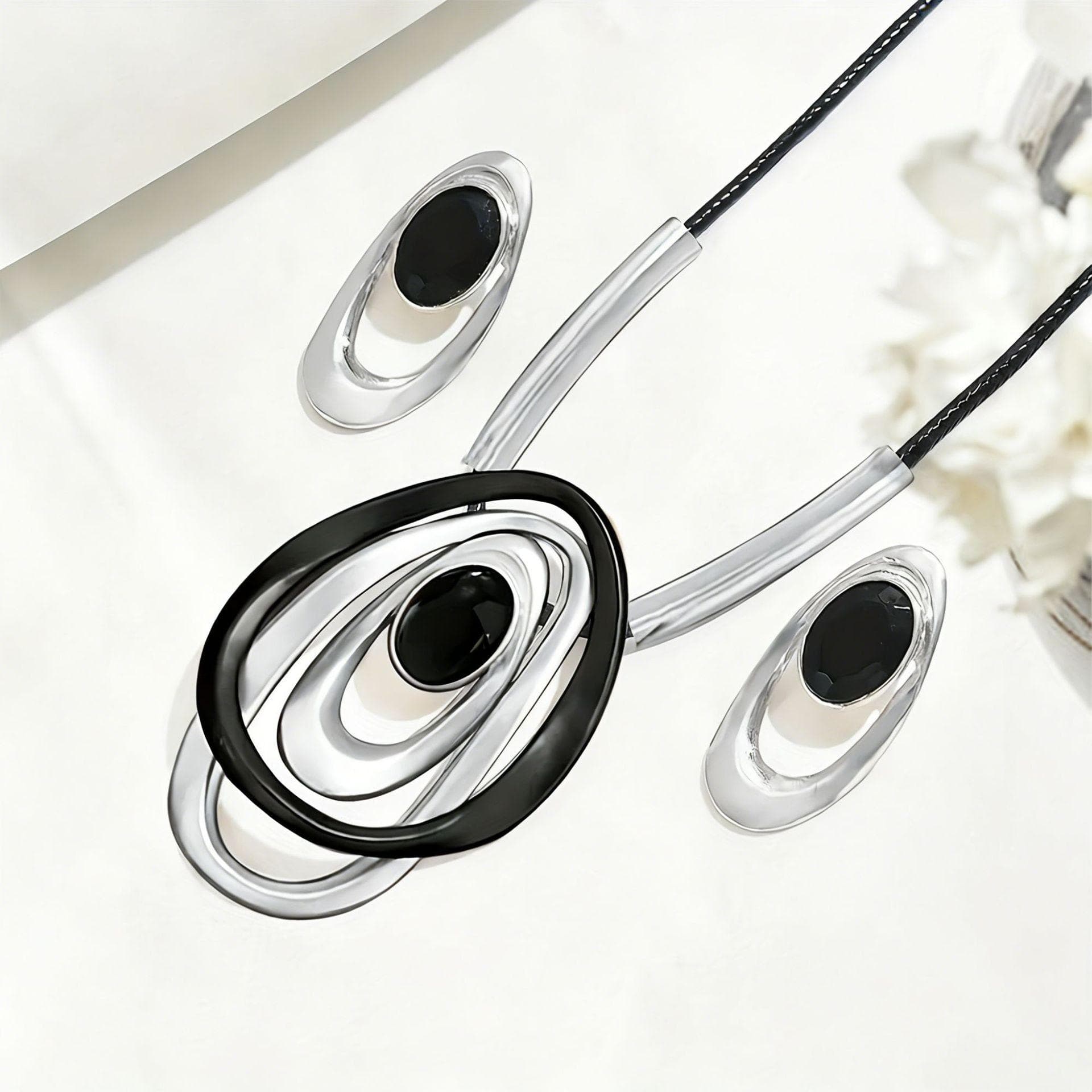 Exquisite and Simple Geometric Pendant Necklace - Versatile European Style Jewelry, Suitable for Daily Wear