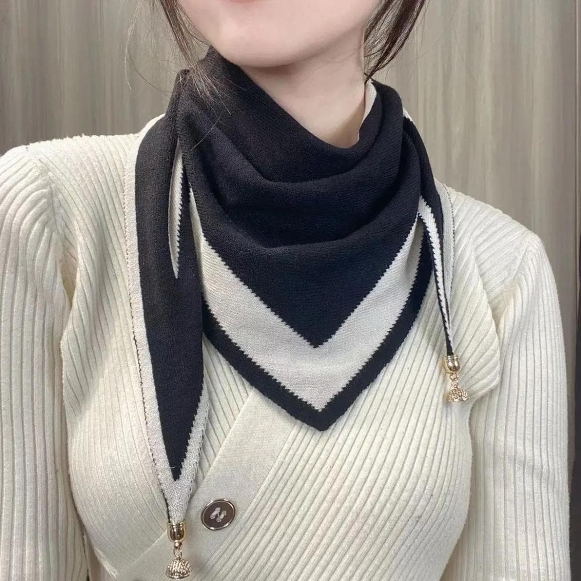 Milan's Two-tone Knitted Triangle Scarf: Warm, Sun-Protective, and Double-Sided Design for Autumn and Winter. 110*35cm