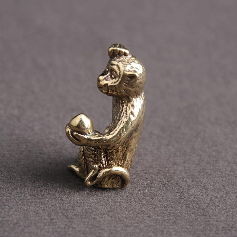 Vintage Brass Monkey Taking Peach Craft Personalized Key Chain Pendant Desktop Ornament Miniature Fitting Decoration P2204