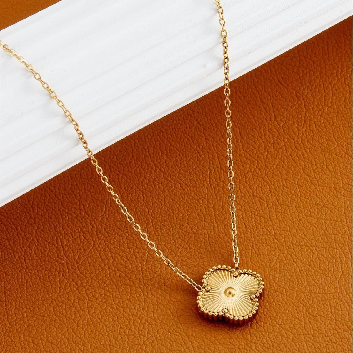 Four-Leaf Clover Necklace Retro High-Grade Luxury Fashion 18K Collarbone Chain Ladies Pendant gold