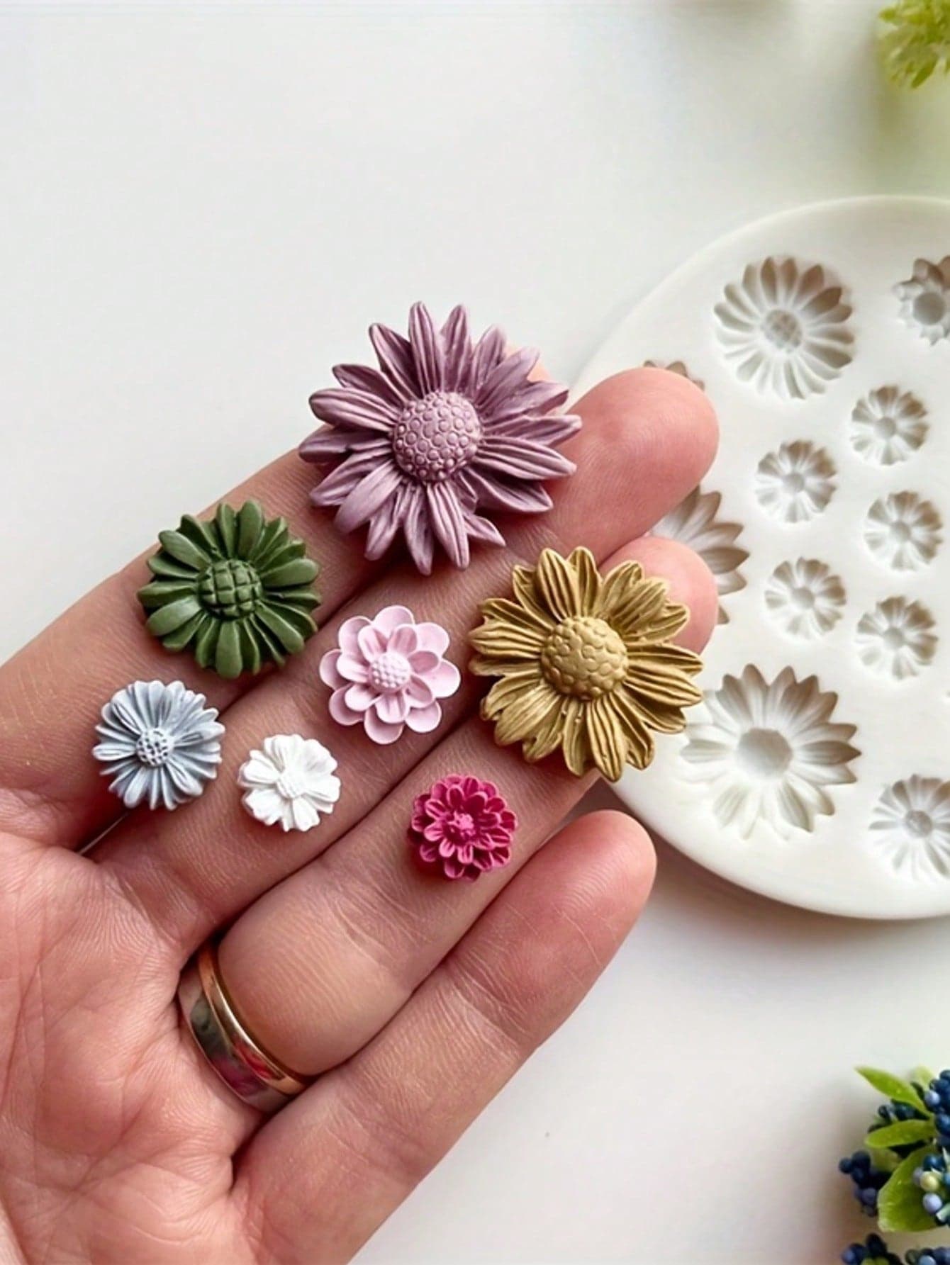 Silicone Flower Mold For DIY, Suitable For Making Earrings, Pendants, Candies And Chocolates - Easy To Use, Multipurpose Craft And Baking Mold one-size beige