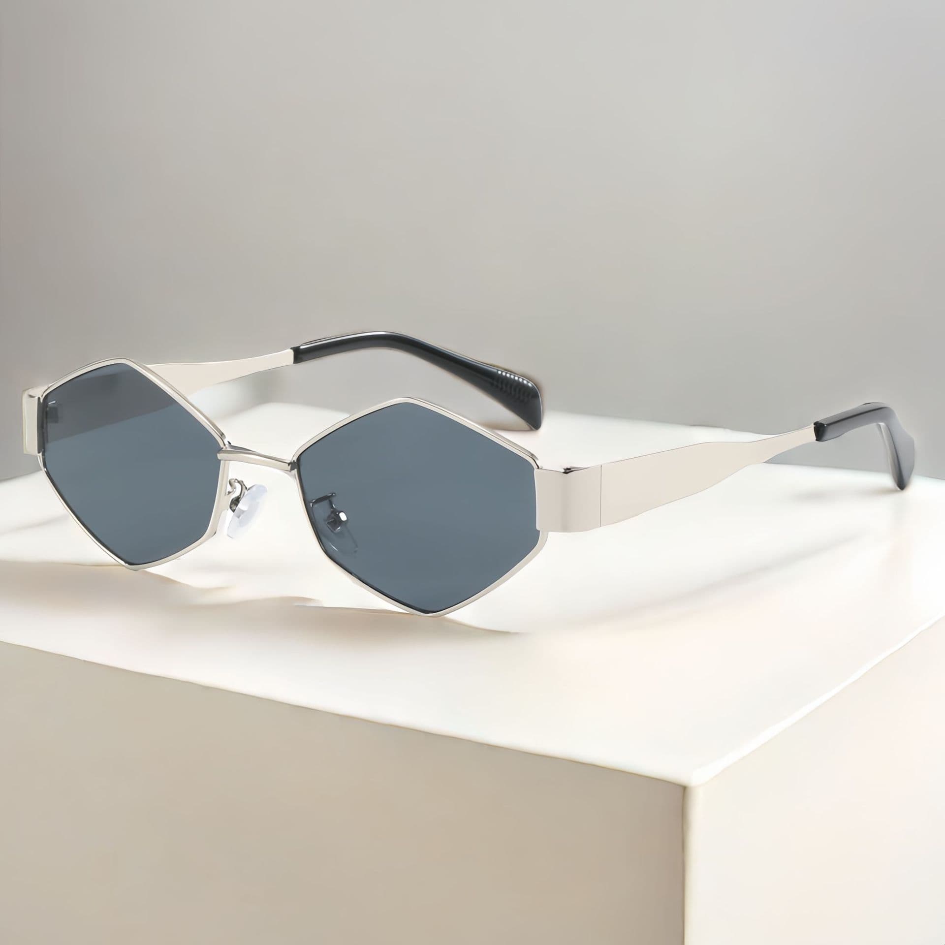 New Women Luxury Sunglasses Fashion UV400 Protection Outdoor Street Style Beach Vacation Photography Glasses