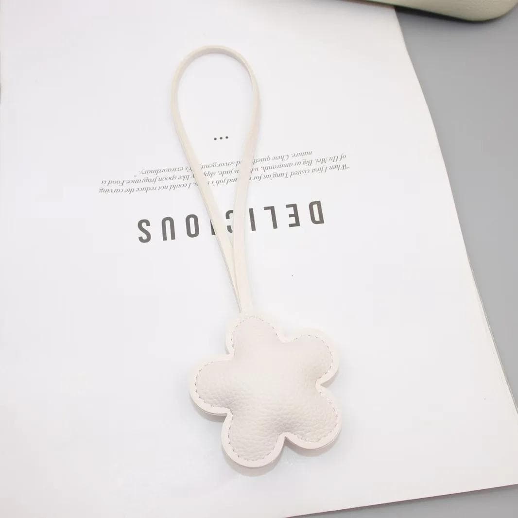 New Leather Fashion Flower Bag Exquisite Pendant Simple Flower Hand Rope Car Pendant Cute Key Lanyard Jewelry Wholesale white