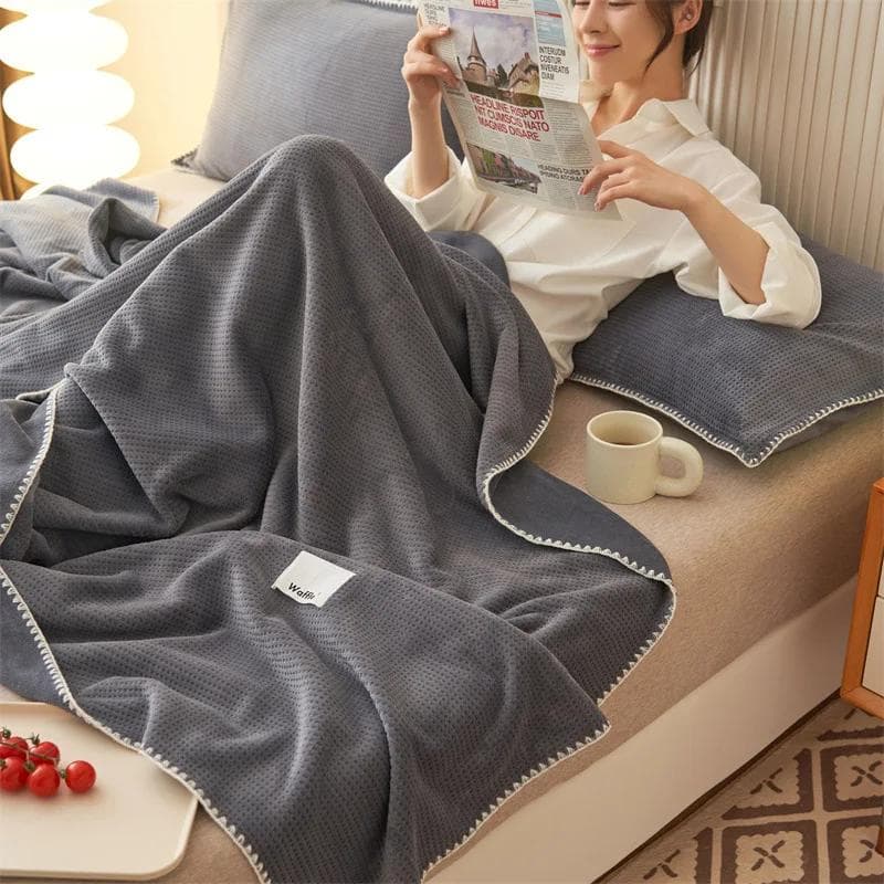 New waffle carpet soft winter luxury air conditioning blanket double-layer multifunctional composite carpet sofa blanket 0.7kg