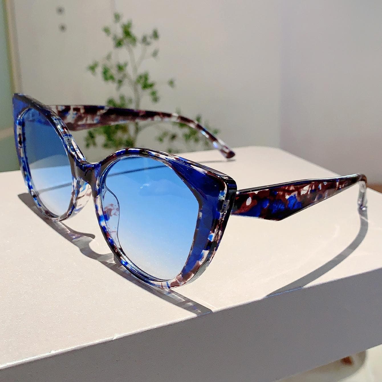 KAMMPT Blue Leopard Sunglasses Trendy Cat Eye Design Gradient UV Protection Women Shades for Travel Hiking as picture shows