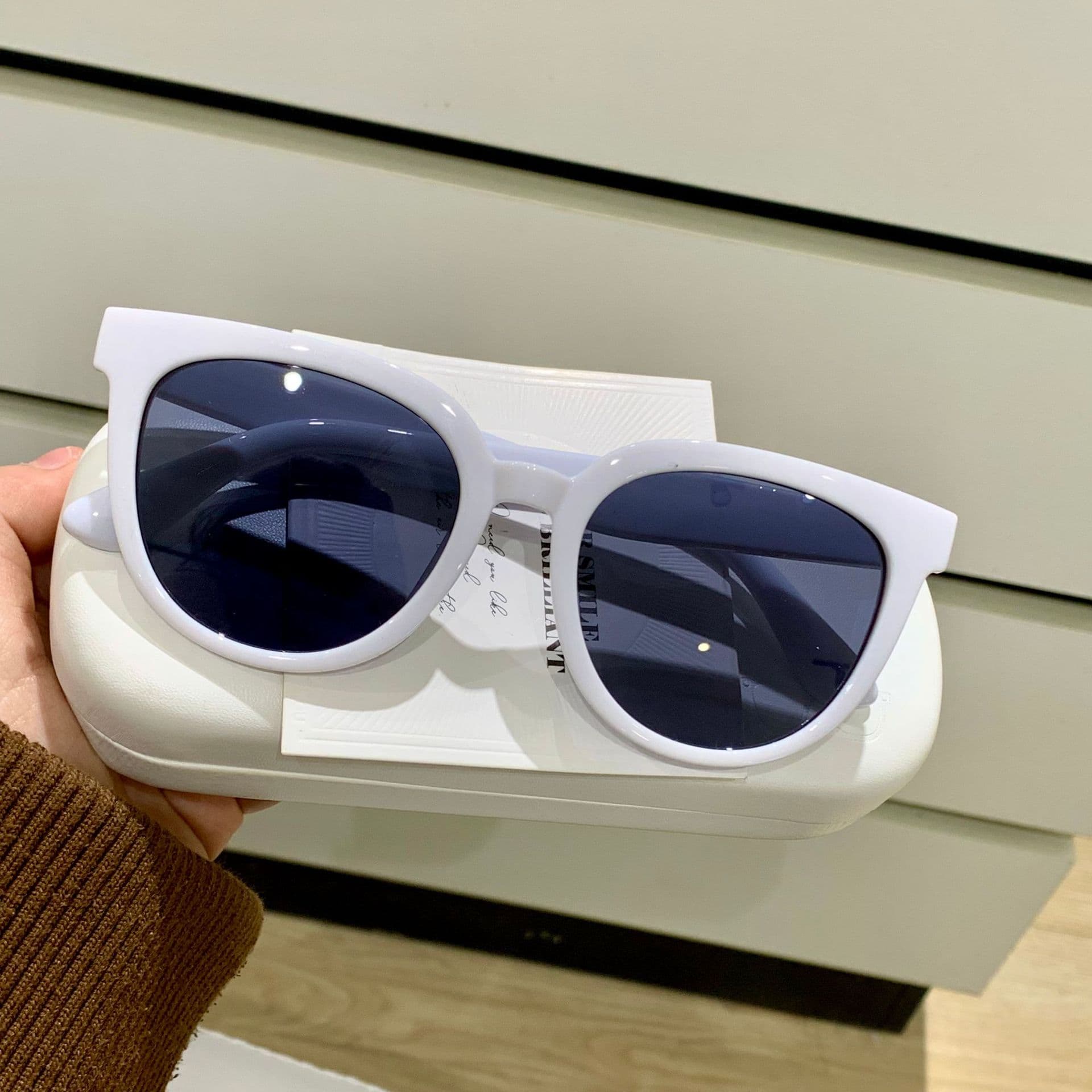New Fashion Women Oval Sunglasses Retro Vintage Cat Eye Shades Designer Eyewear for Ladies and Men As shown
