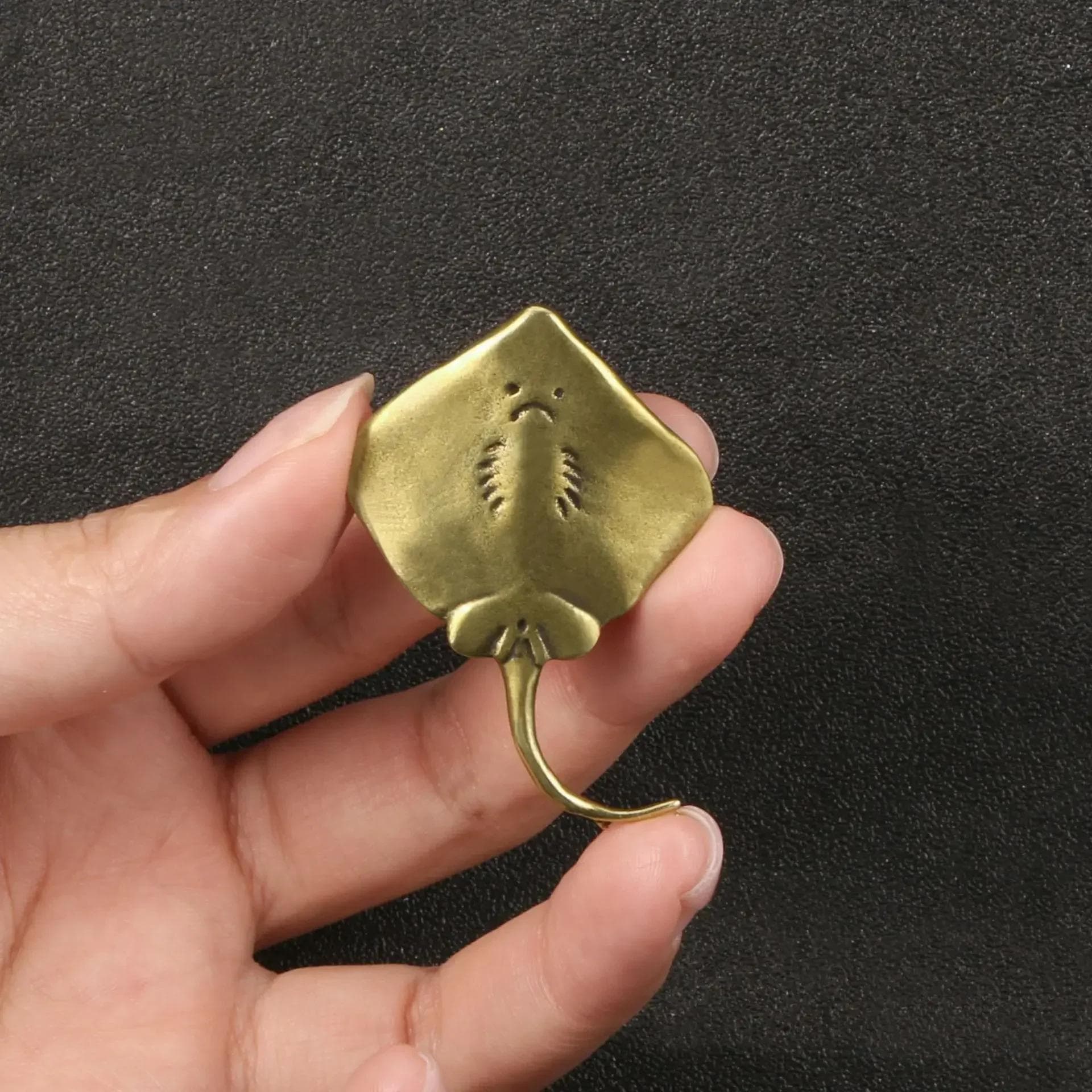 2024 Brass Devil Fish Small Ornament Ocean Manta Ray Animal Tea Pet Home Desk Decorative Decorations Copper Figurines Collection light grey