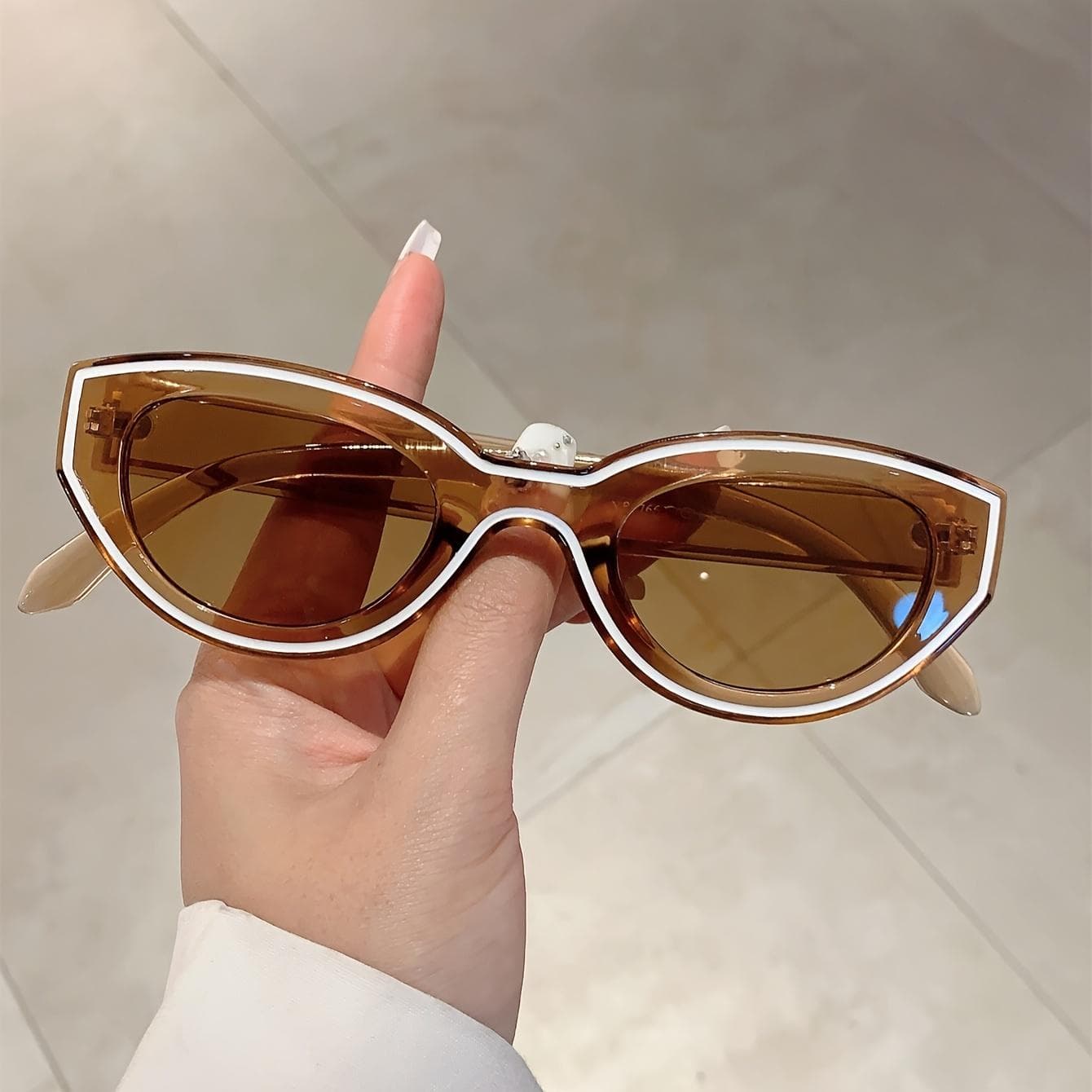 Retro Cat-Eye Sunglasses for Women Stylish Line Decor Outdoor Fashion Eyewear Trendy Unisex Design
