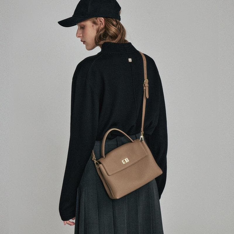 Fashionable Small Square Bag for Women, Top-grain Leather Handbag for Spring and Summer, One Shoulder, Slanted Across The Foreskin Milk Apricot