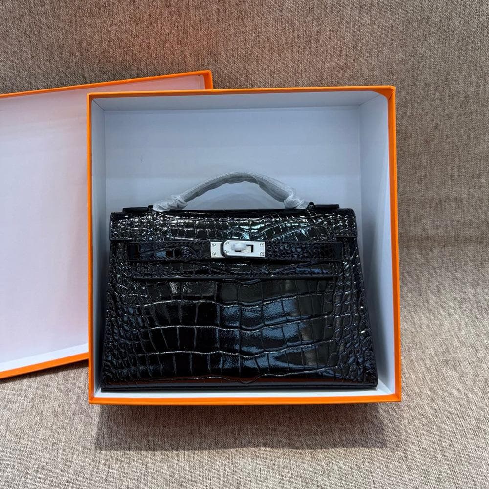 New Fashionable And Versatile Pig Nose Chain Shoulder Crossbody Bag Of Genuine Leather With Crocodile Pattern And Cowhide First Generation Bag Length 22cm x Thickness 7cm x Height 14cm black