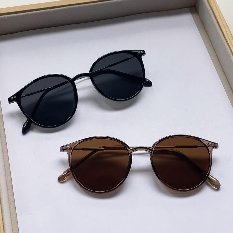 1-Pack Vintage Round Rim Glasses with Rivet Detail Fashion Oval Frame Sports Sunglasses