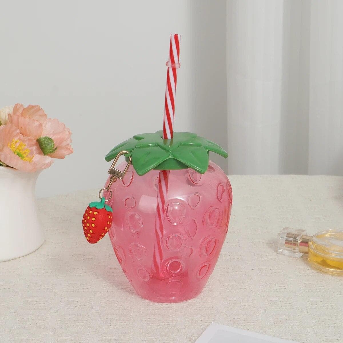 Red Strawberry Strawberry Straw Cup cannot hold hot water red