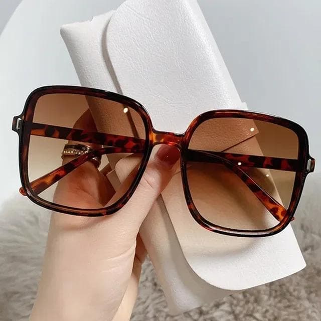 New Square Gradient Sunglasses Women Trendy UV Resistant Retro Oversized Eyewear Fashion Accessories AS THE PICTURE