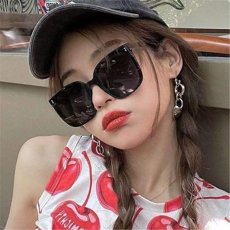 Fashion Sunglasses for Women Unisex Black Square Frame UV400 Protection Trendy Street Style Eyewear