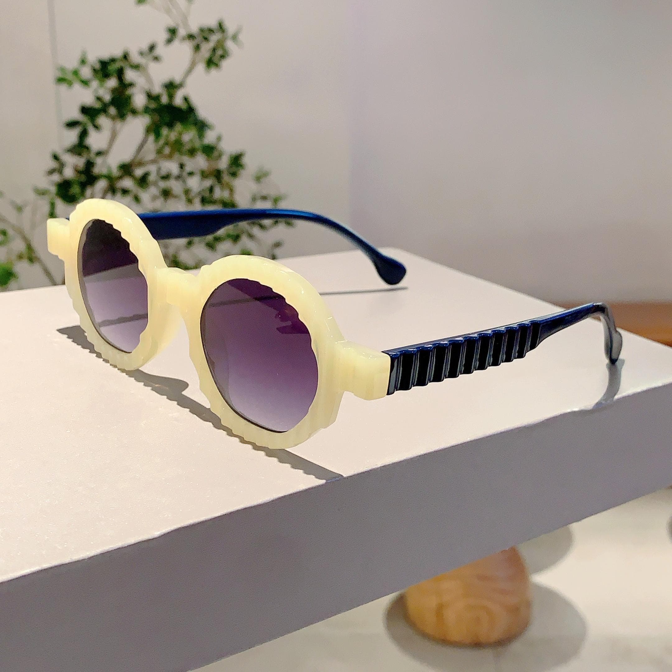 KAMMPT Vintage Round Sunglasses Stylish Multicolor Beach Shades Women Trendy Fashion Luxury Sun Glasses as picture shows