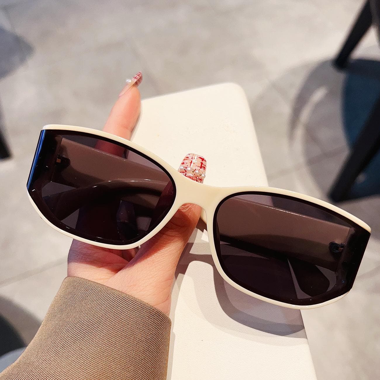 Fashion Vintage Sunglasses Women Men Luxury Designer Punk Rivet Shades Irregular Curved Surface Sun Glasses