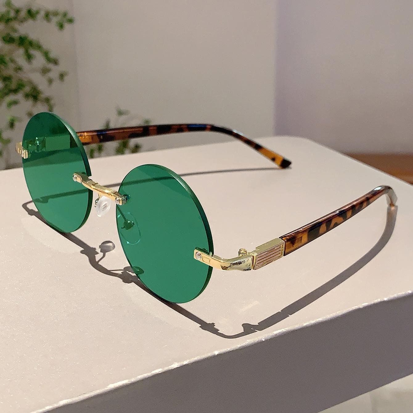 KAMMPT Stylish Leopard Print Black Sunglasses Women Retro Metal Round Frame Fashion Beach Sun Glasses for Ladies as picture shows