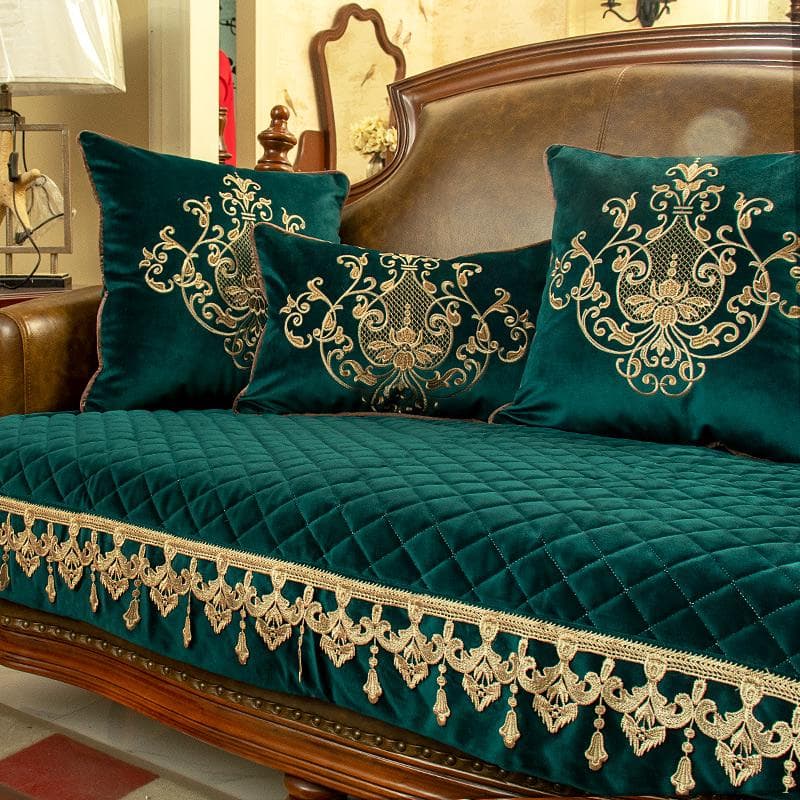 European Quilted Sofa Cover Luxury Fall Winter Non-slip Universal Living Room Couch Cushion Thicken Sofa Towel Decor Slipcover 70x70