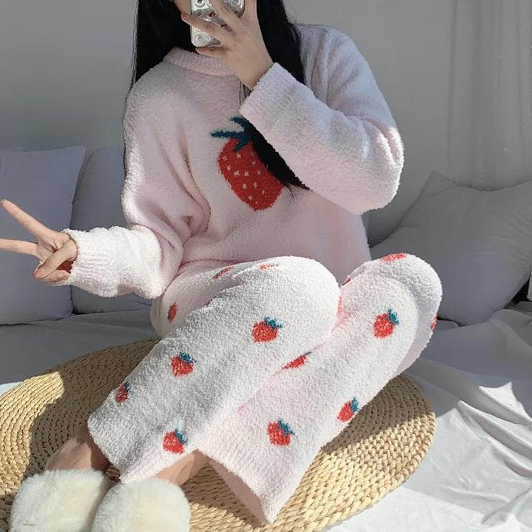 Strawberry Print Women's Pajama Set Winter Long Sleeve Coral Velvet Ladies Warm Sleepwear 2 Pcs with Pant Korea Style Pijama One Size