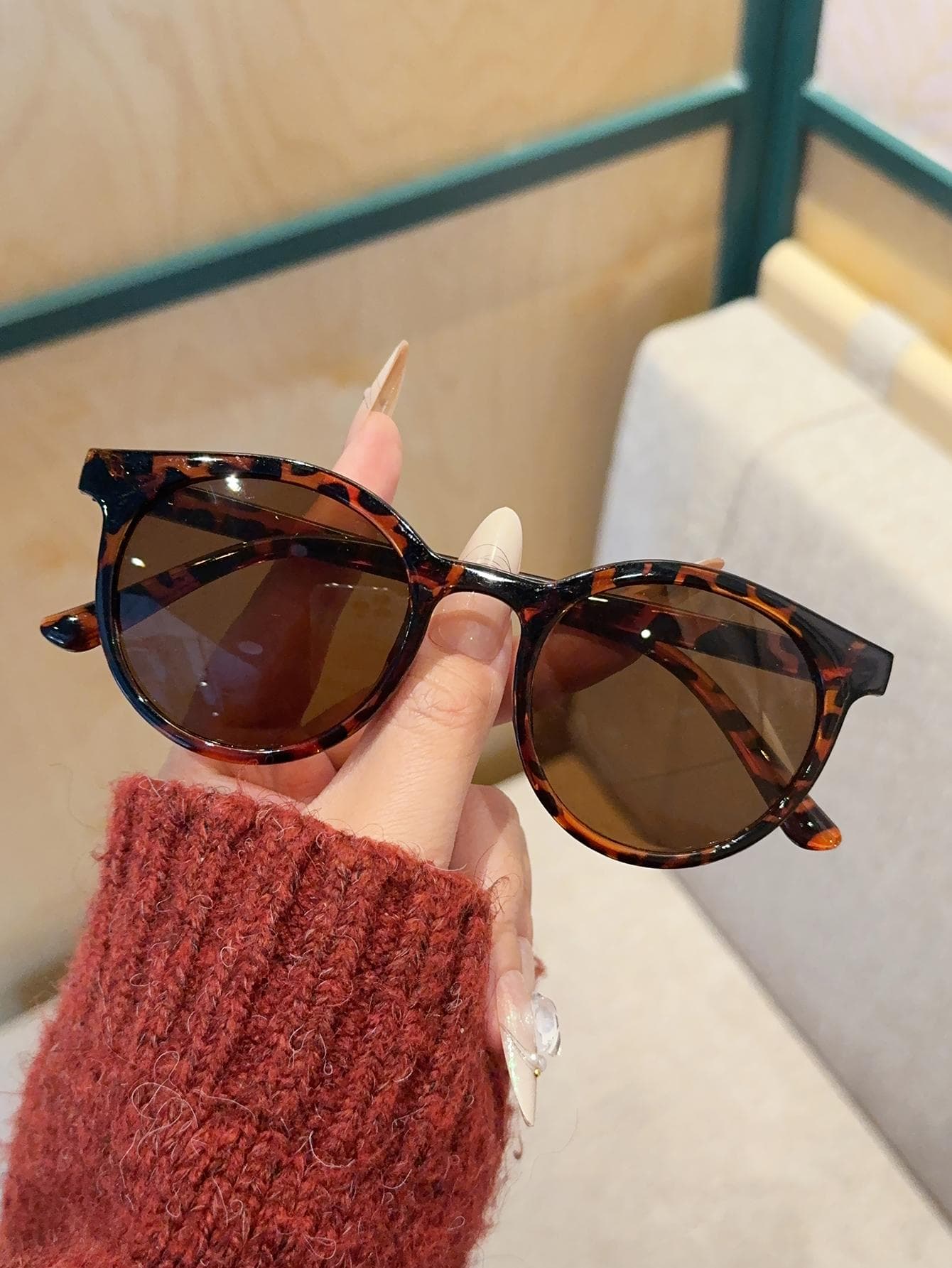 1Pc Fashionable Round Tortoiseshell Glasses High End Decorative Eyewear for Daily Work Wear Casual Style